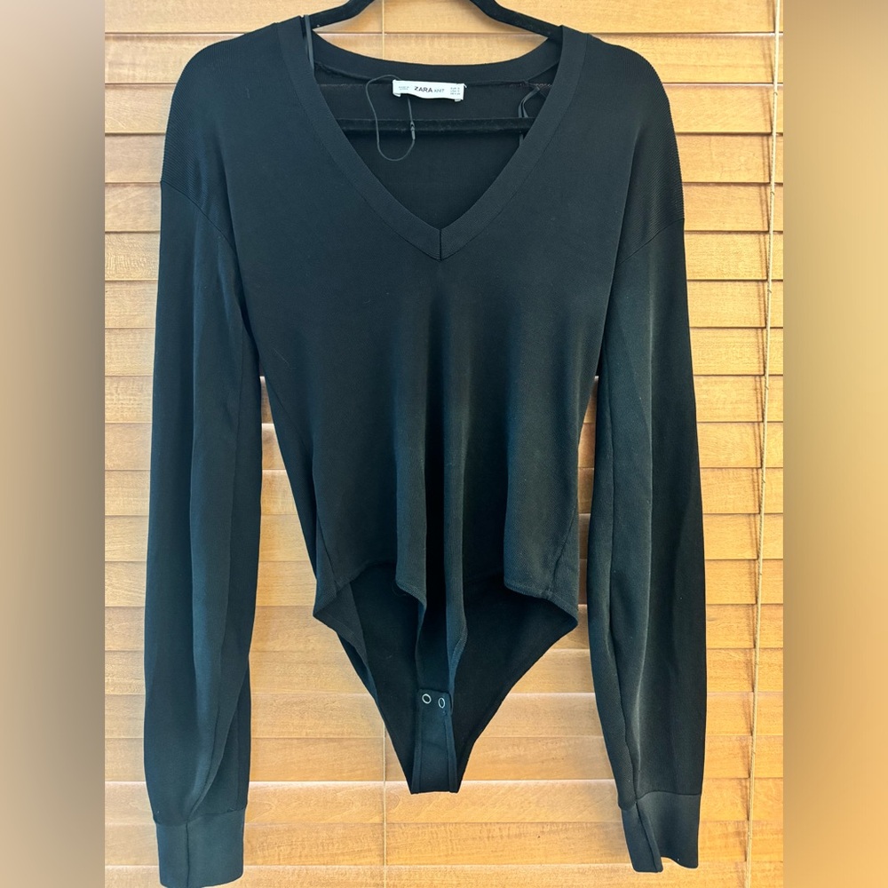 Zara: v-neck, long sleeve bodysuit, size small